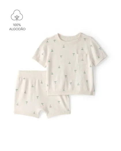 Conjunto branco com camiseta e short estampados com pequenos barquinhos